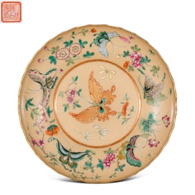 19A CHINESE PORCELAIN PLATE WITH FLOWER AND BUTTERFLY DESIGNS, DAOGUANG PERIOD, QING DYNASTY
