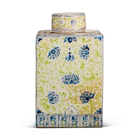 17A THREE-COLOR VASE WITH FLORAL PATTERNS, KANGXI PERIOD, QING DYNASTY