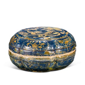 17A BLUE-GLAZED LIDDED BOX WITH GILDED FLORAL PATTERNS, KANGXI PERIOD, QING DYNASTY