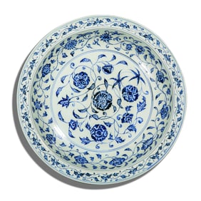 15A LARGE PLATE WITH BLUE AND WHITE COILED FLOWER PATTERN, YONGLE PERIOD, MING DYNASTY, CHINA, WITH
