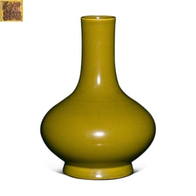 18A TEA-LEAF-GLAZED LONG-NECKED VASE FROM THE QIANLONG PERIOD OF THE QING DYNASTY, CHINA