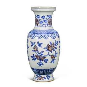 18CENTURY, CHINESE QING DYNASTY BLUE AND WHITE UNDERGLAZE RED PLATE-MOUTH VASE