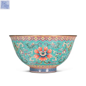 19A CHINESE PORCELAIN BOWL WITH FLORAL DESIGNS, JIAQING PERIOD, QING DYNASTY