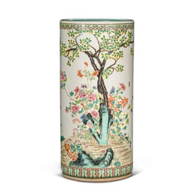 17A FAMILLE ROSE FLOWER-PATTERNED PEN HOLDER FROM THE KANGXI PERIOD OF THE QING DYNASTY