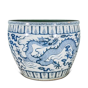 15CENTURY, CHINESE MING DYNASTY BLUE AND WHITE DRAGON PATTERN JAR