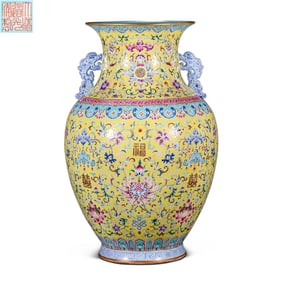 19CHINESE QING DYNASTY DAOGUANG PERIOD FAMILLE ROSE FLORAL PATTERN TWO-HANDLED VASE