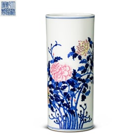 18A CHINESE BLUE AND WHITE FLORAL PEN HOLDER FROM THE QIANLONG PERIOD OF THE QING DYNASTY
