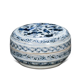 13-14CENTURY, CHINA, YUAN DYNASTY, BLUE AND WHITE FLOWER AND BIRD PATTERN LID BOX