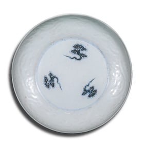 15CENTURY, CHINESE MING DYNASTY BLUE AND WHITE DRAGON-PATTERNED PLATE