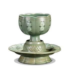 KOREAN GORYEO PERIOD CELADON BLACK AND WHITE INLAID FLOWER-SHAPED SAUCER SET