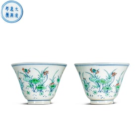 17A PAIR OF DOUCAI LOTUS-PATTERNED CUPS FROM THE KANGXI PERIOD OF THE QING DYNASTY, CHINA
