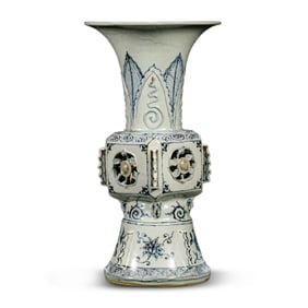 14A BLUE AND WHITE VASE WITH FLORAL PATTERNS, FROM THE HONGWU PERIOD OF THE MING DYNASTY, CHINA