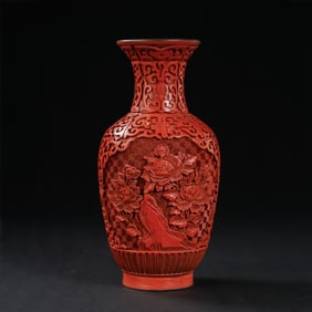18A CHINESE QING DYNASTY LACQUERED VASE WITH FLORAL PATTERNS