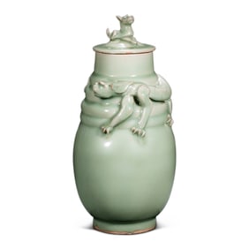 12-13A CHINESE SOUTHERN SONG DYNASTY LONGQUAN KILN CELADON DRAGON-PATTERNED COVERED VASE