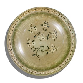 KOREAN GORYEO CELADON FOLDED RIM PLATE WITH BLACK AND WHITE FLORAL INLAY