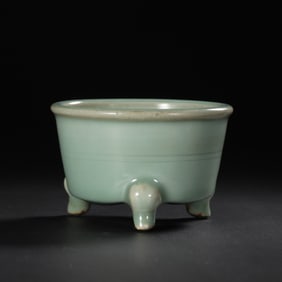12-13A CHINESE SOUTHERN SONG DYNASTY LONGQUAN KILN GREEN-GLAZED TRIPOD CENSER.