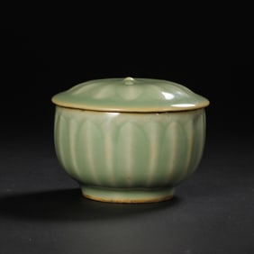 12-13A CHINESE SOUTHERN SONG DYNASTY LONGQUAN KILN GREEN-GLAZED LOTUS-PETAL LIDDED BOWL
