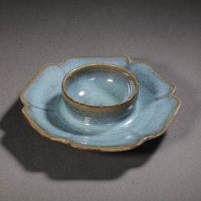 Chinese Northern Song Dynasty Jun kiln sky blue glaze flower mouth saucer