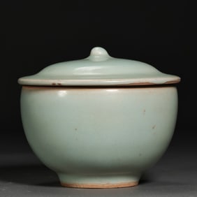 Chinese Southern Song Dynasty Longquan kiln green-glazed bowl