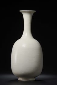 Chinese Sui Dynasty Gongxian kiln white porcelain long-necked vase
