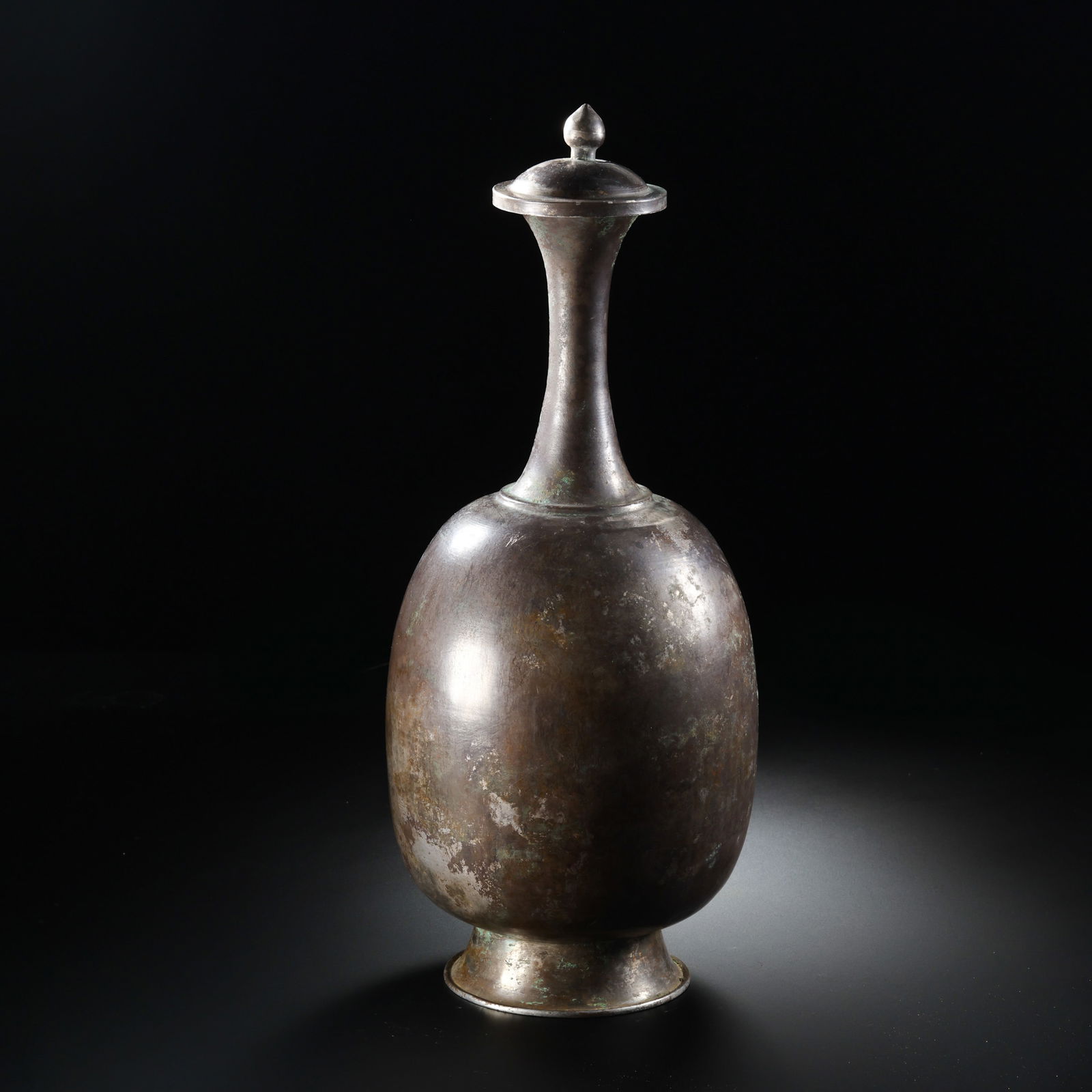 Chinese Liao Dynasty pure silver long-necked flask: H . 26 cm .