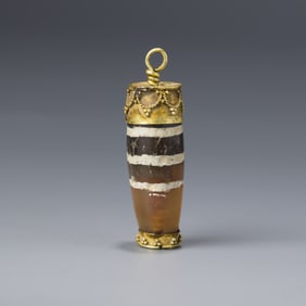 TIBETAN AGATE BEAD MOUNTED IN GOLD