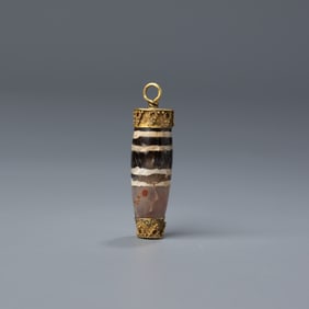 TIBETAN TIAN ZHU AGATE BEAD AMULET PENDANT MOUNTED IN GOLD