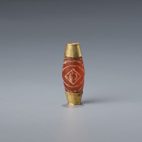 Ancient Bactrian painted carnelian agate bead with rare pattern, gold-mounted, 16K