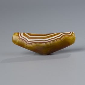 Sino-Tibetan banded agate bead with natural lines, horn-shaped