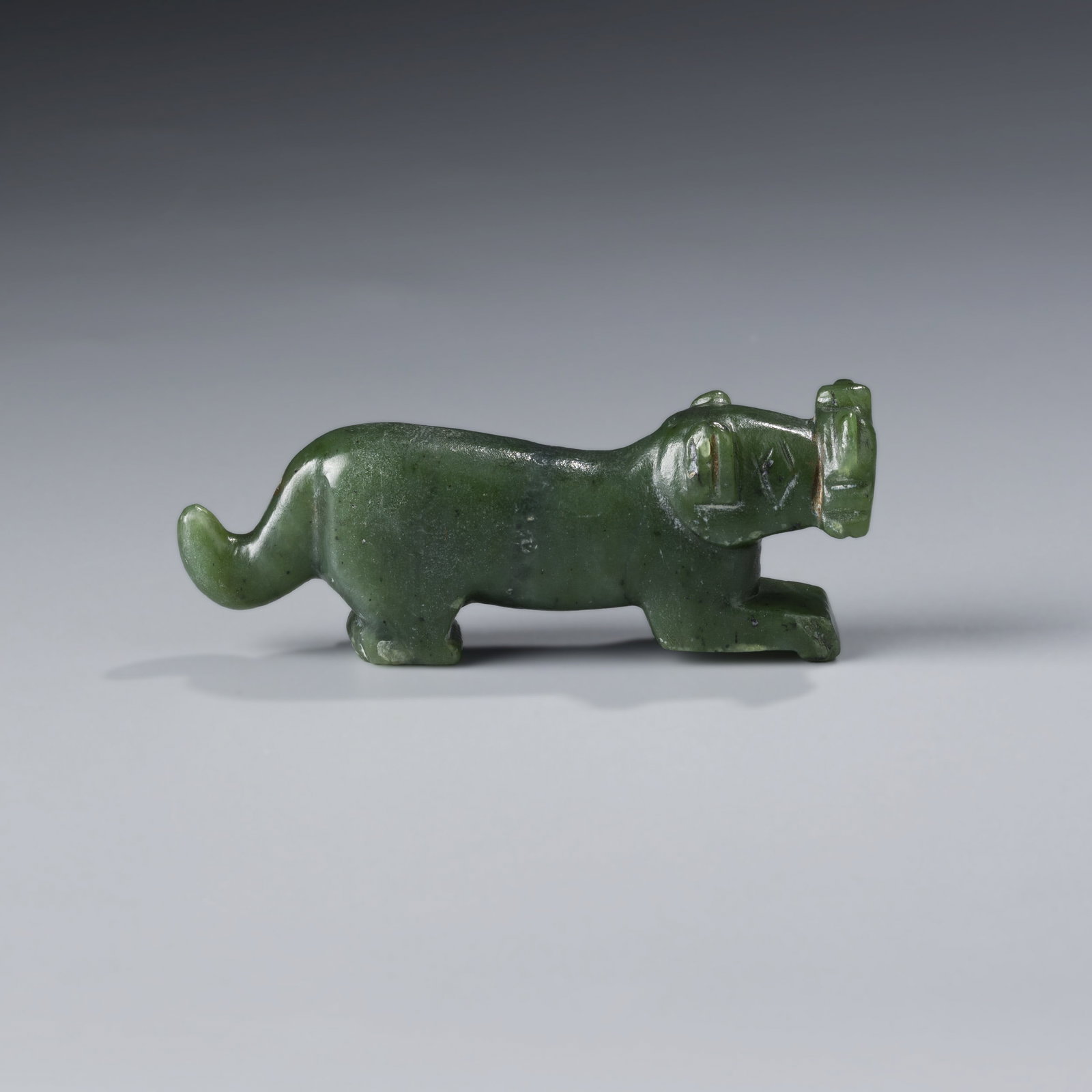 Pyu Burmese Antique Aventurine Carved Jade Tiger Figurine Talisman, 200–1000 AD: An antique Pyu talisman from Burma, carved from aventurine jade into a striking tiger figurine. Dating between 200 and 1000 AD, this rare piece measures approximately 3.2 x 8.5 cm and weighs 69 grams.