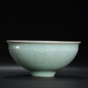 Chinese Southern Song Dynasty Longquan kiln green glaze bowl with narrow mouth