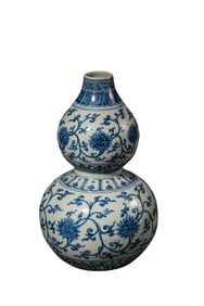 Chinese Yuan Dynasty blue and white gourd-shaped bottle with intertwined floral pattern