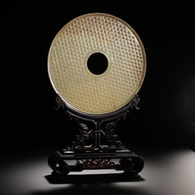 Jade disc screen from the Warring States period in China