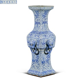 Blue and white porcelain square vase with dragon design from the Wanli period of the Ming Dynasty,