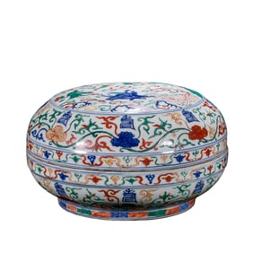 Blue and white porcelain box with polychrome decoration from the Wanli period of the Ming Dynasty,