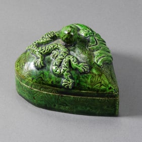 Chinese Tang Dynasty Green Glazed Marbled Body Dragon and Phoenix Pattern Covered Box