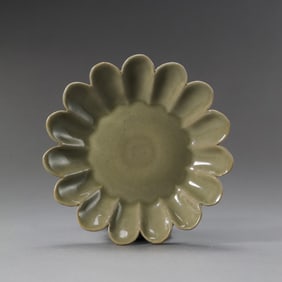 A celadon flower-shaped plate from the Yaozhou kiln during the late Tang and Five Dynasties period