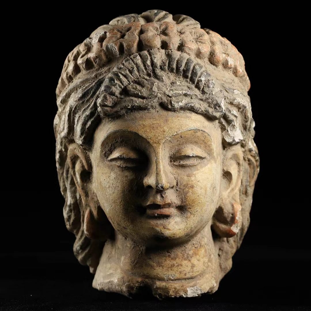 Original white clay Buddha head from the Gandhara period (1 of 8)