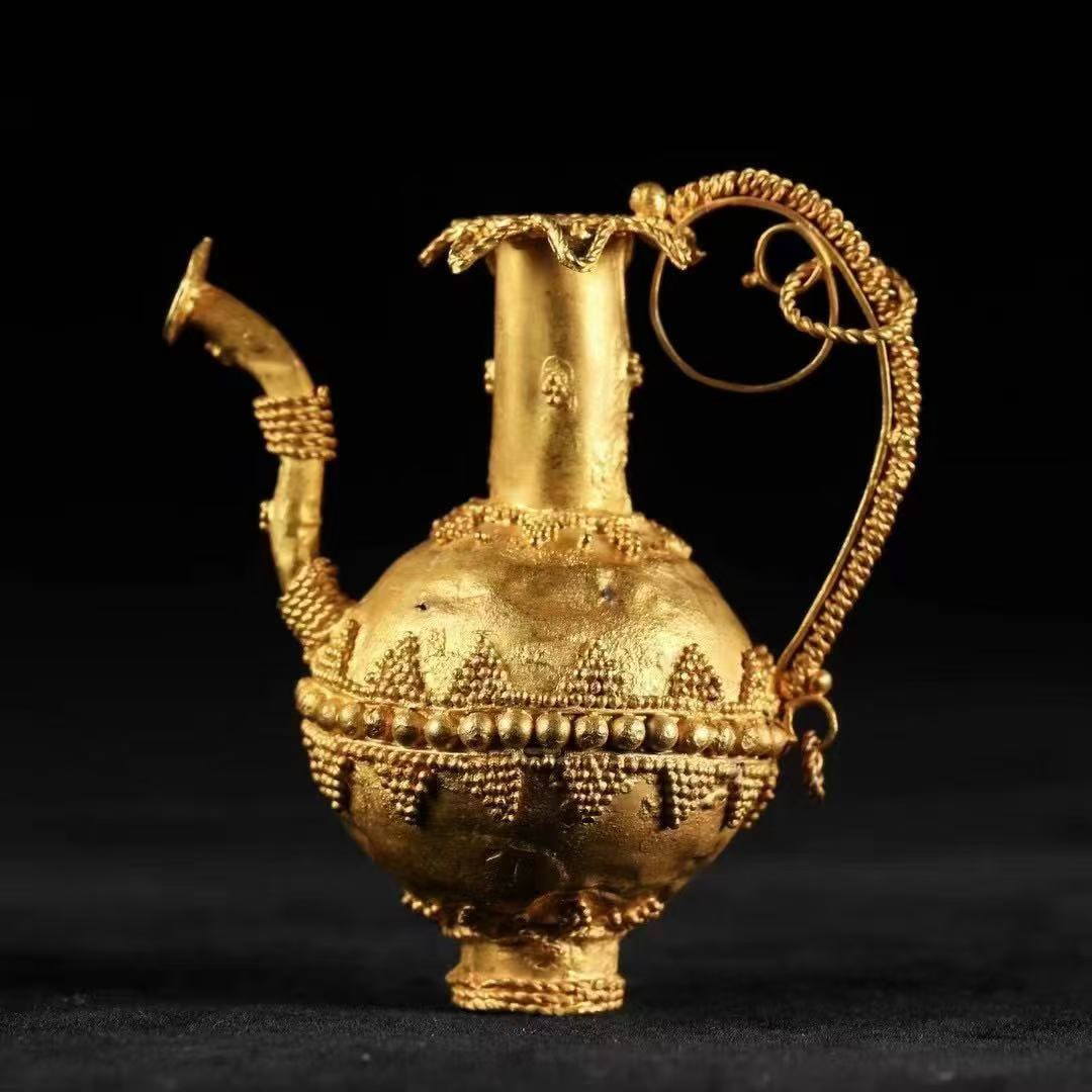 Byzantine Empire (395-1453 AD) Gold Pot Pendant: L. 5 cm. W. 3.2 cm. H. 5.5 cm. Weight. 18.7 gram.