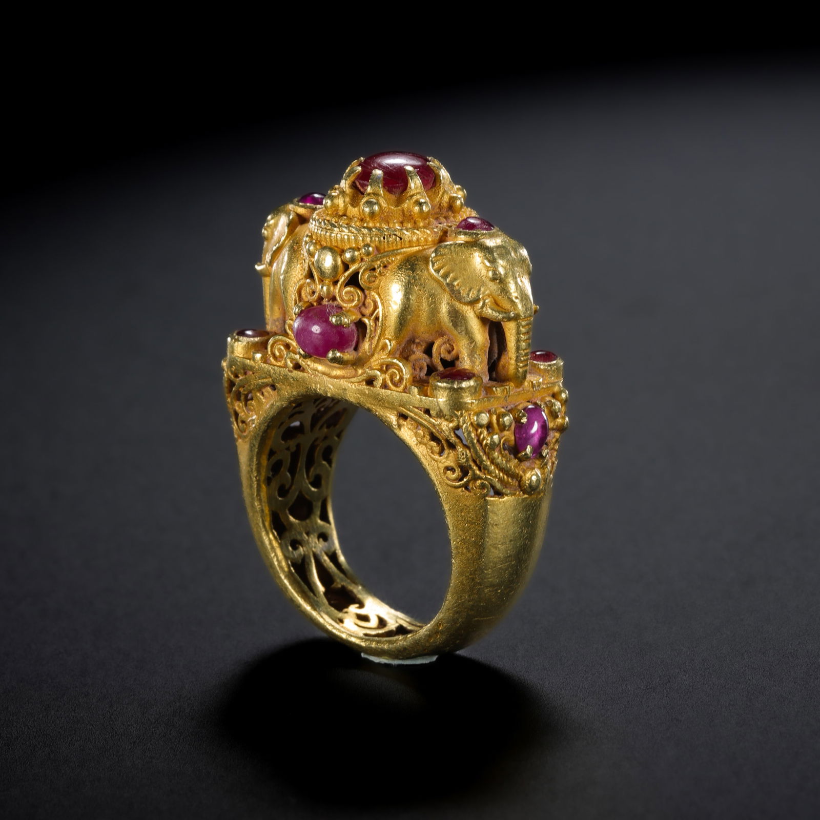 Ancient Roman period (753 BC – 476 AD) solid gold ring set with rubies: Diam. 2.2 cm. Weight. 21 gram.