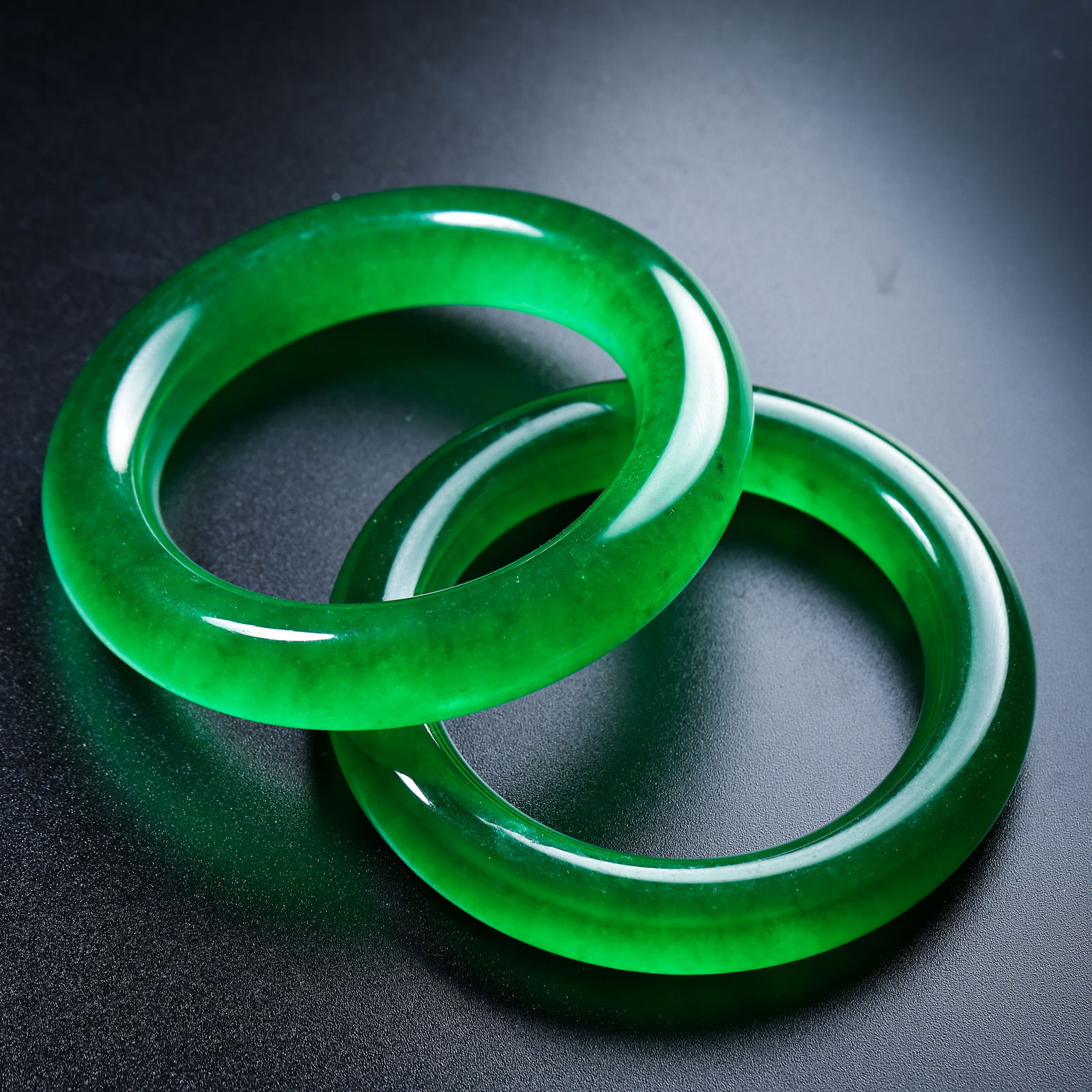 A pair of Chinese Qing Dynasty jade bracelets (1 of 5)