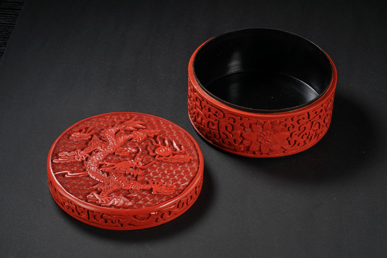 Chinese Qing Dynasty carved red lacquer box: H. 7.8 cm. Diam. 14.8 cm.