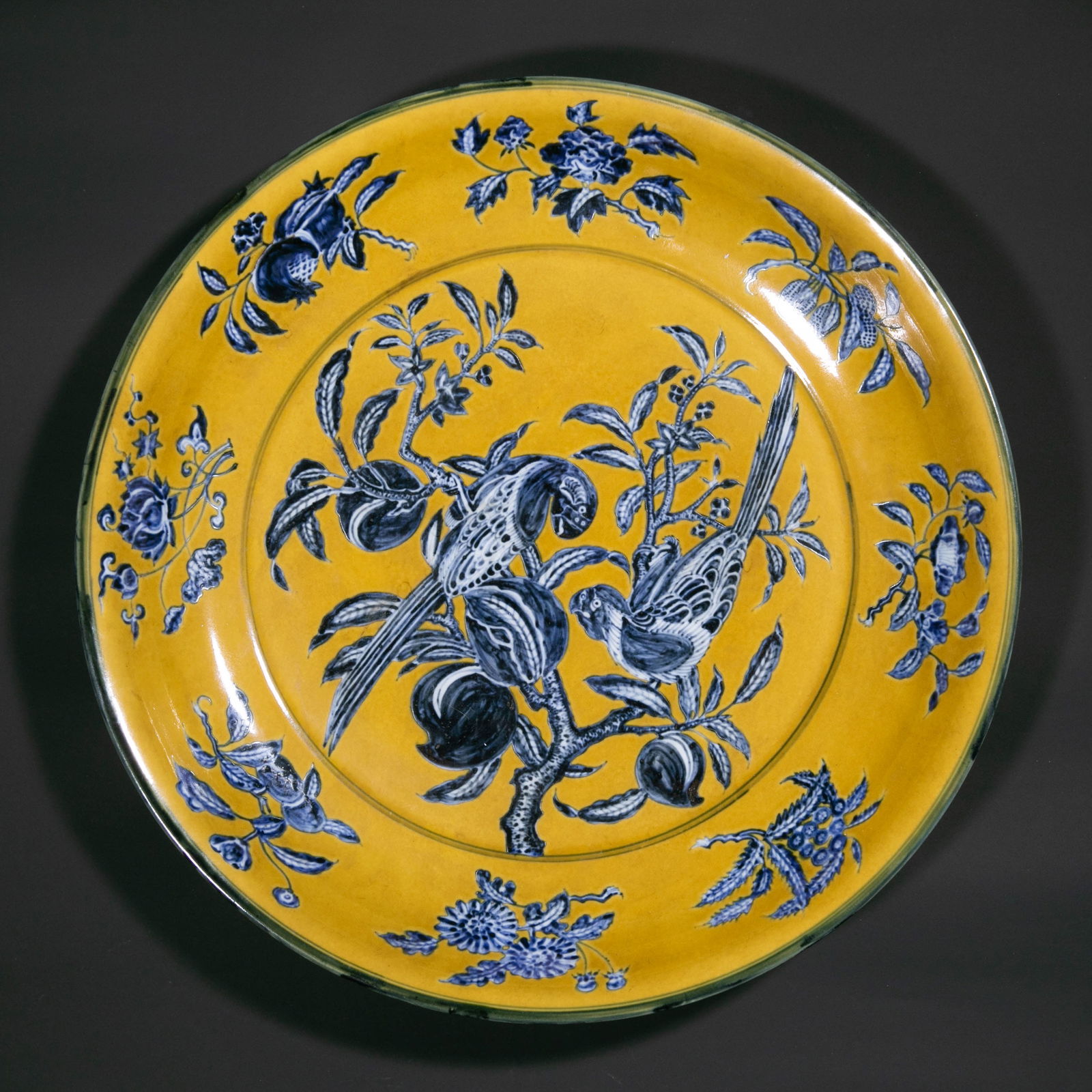 Large yellow-glazed blue-and-white floral and bird pattern plate from the Xuande period of the Ming (1 of 2)