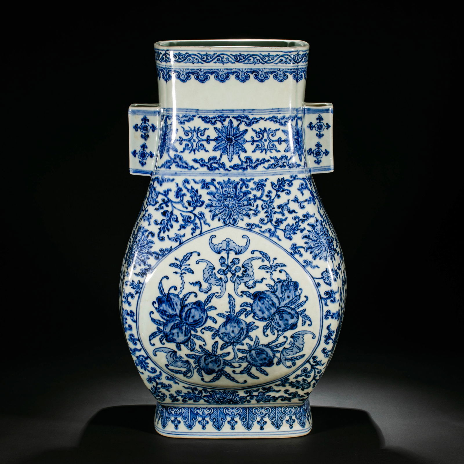 Blue and white porcelain vase with floral design and loop handles, from the Qianlong period of the (1 of 9)