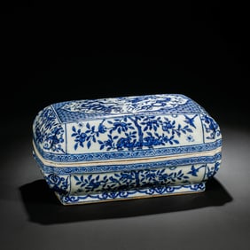 Blue and white porcelain box with floral design from the Wanli period of the Ming Dynasty, China