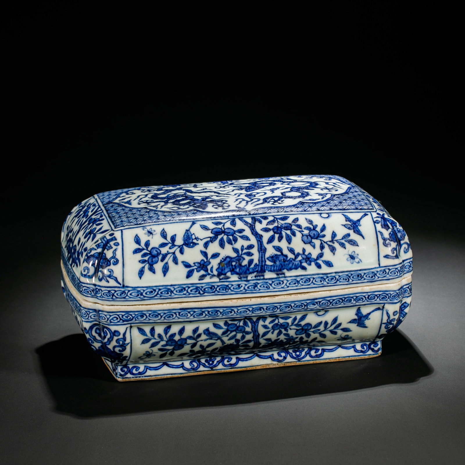 Blue and white porcelain box with floral design from the Wanli period of the Ming Dynasty, China (1 of 6)