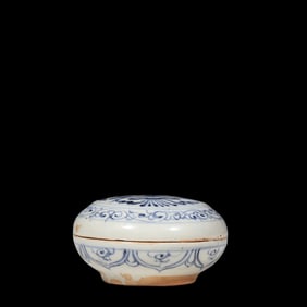 Chinese Yuan Dynasty Blue and White Porcelain Covered Box