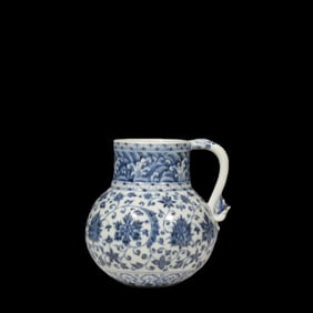 Chinese Qing Dynasty blue and white porcelain flower ewer with intertwined floral pattern