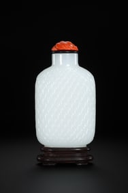 Chinese Qing Dynasty Hetian white jade snuff bottle