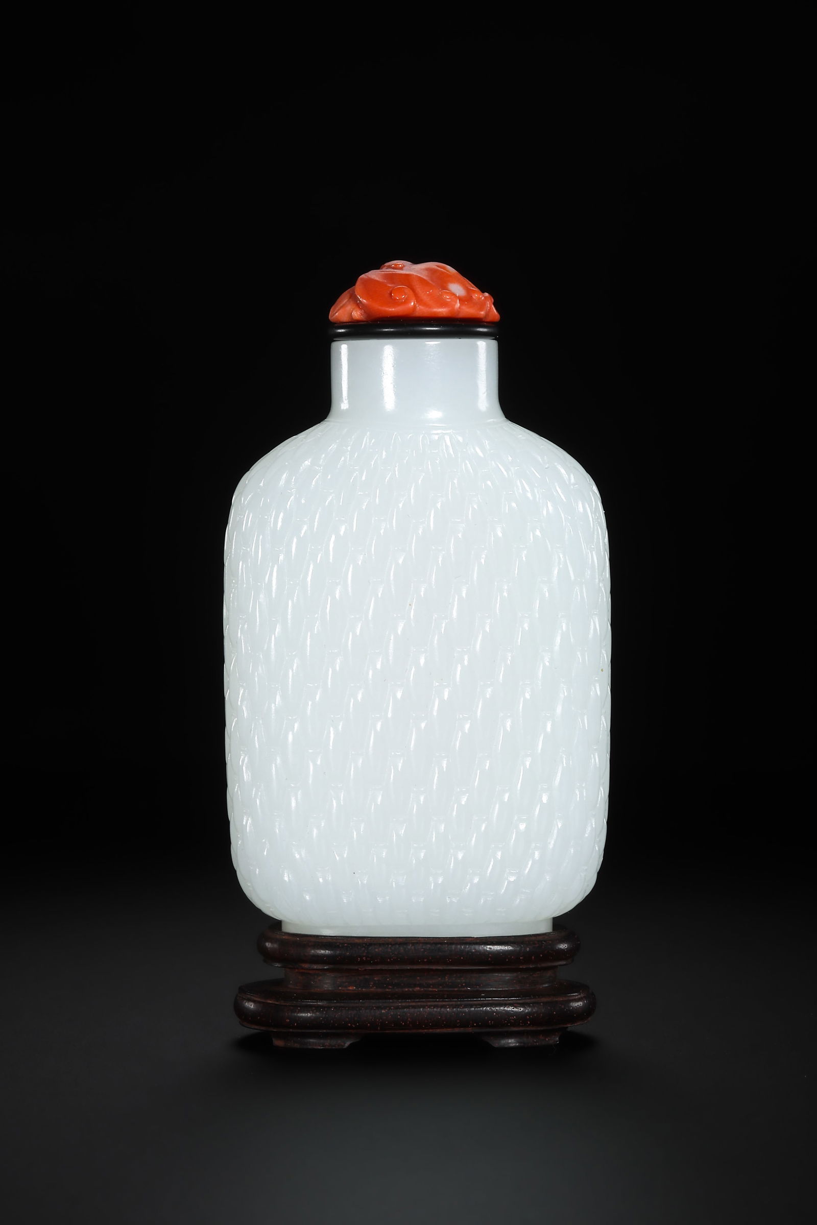 Chinese Qing Dynasty Hetian white jade snuff bottle (1 of 10)